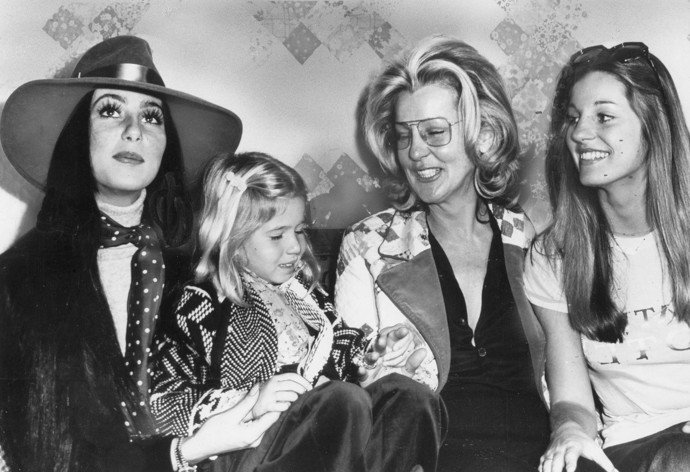Právě Chastity, sestra Georganne a máma Georgia (všechny na snímku) přiměly Cher upustit od plánované sebevraždy v roce 1972.