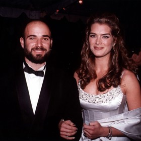 Herečka Brooke Shields se vedle filmových rolí proslavila vztahem s tenisovou star Andrem Agassim. Jejich manželství ale trvalo pouhé dva roky a Brooke ho dodnes považuje za jeden velký omyl.