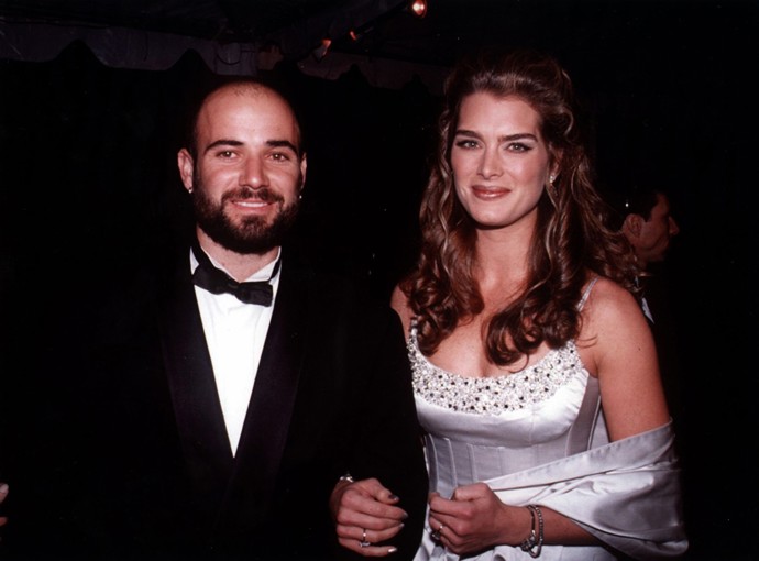 Herečka Brooke Shields se vedle filmových rolí proslavila vztahem s tenisovou star Andrem Agassim. Jejich manželství ale trvalo pouhé dva roky a Brooke ho dodnes považuje za jeden velký omyl.