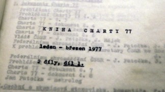 Dokument Charty 77 představoval výzvu k dodržování základních lidských práv v Československu. Přestože šlo o pokojnou iniciativu, režim ji okamžitě označil za nepřátelskou akci.
