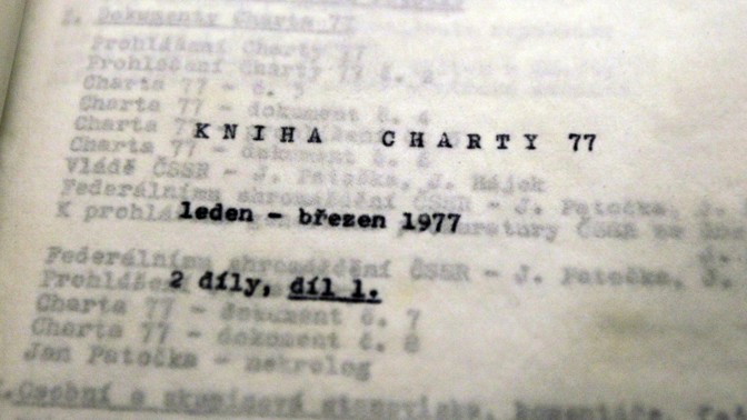 Dokument Charty 77 představoval výzvu k dodržování základních lidských práv v Československu. Přestože šlo o pokojnou iniciativu, režim ji okamžitě označil za nepřátelskou akci.
