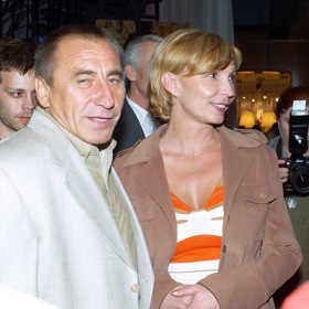 Pavel Zedníček za svou kariéru oholil knírek jen párkrát a vždy se k němu po natáčení rychle vrátil. Tento snímek je z roku 2004, na kterém je oblíbený herec bez knírku, zato s manželkou Hanou Zedníčkovou Kousalovou.