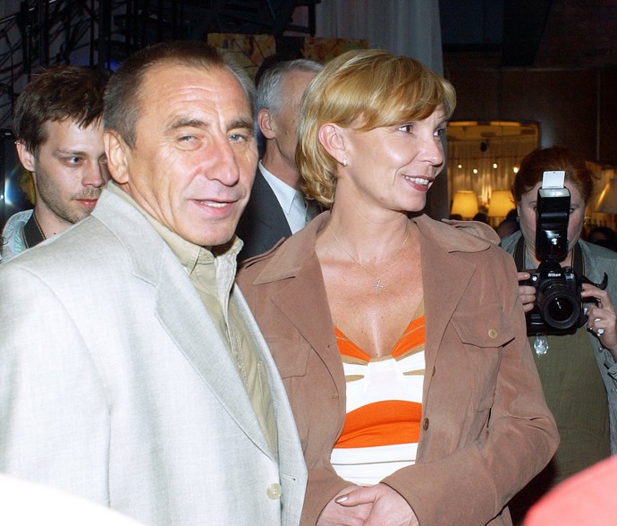 Pavel Zedníček za svou kariéru oholil knírek jen párkrát a vždy se k němu po natáčení rychle vrátil. Tento snímek je z roku 2004, na kterém je oblíbený herec bez knírku, zato s manželkou Hanou Zedníčkovou Kousalovou.