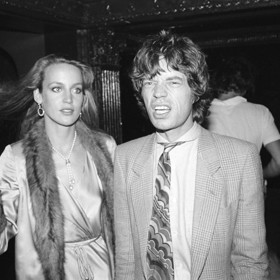 Jerry Hall a Mick Jagger se potkali na společné večeři v roce 1976 a byla to láska na první pohled. U stolu přitom s nimi seděly i jejich tehdejší zákonné polovičky.