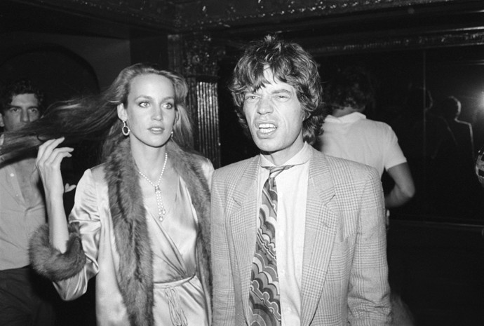 Jerry Hall a Mick Jagger se potkali na společné večeři v roce 1976 a byla to láska na první pohled. U stolu přitom s nimi seděly i jejich tehdejší zákonné polovičky.