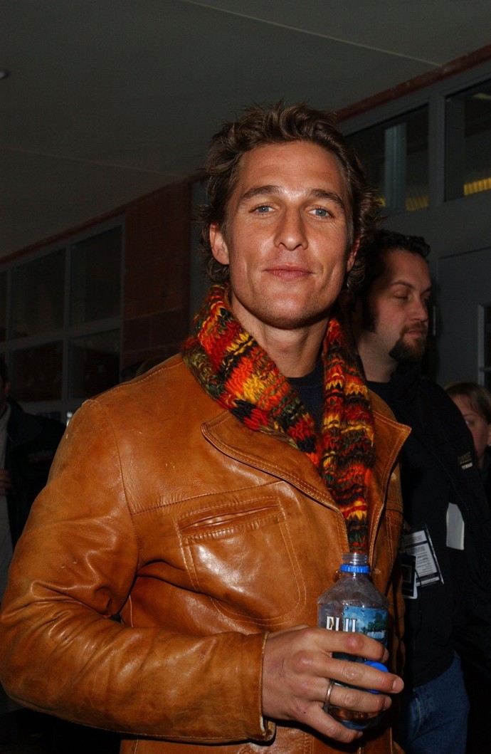 Matthew McConaughey si v devadesátých letech pořídil hnědý kožený kabát, který každým rokem získává na autenticitě. Zatímco zpočátku (foto z roku 2002) byl trošku delší, barvu měl jednolitou a chyběla mu osobitost...