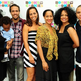Diana Ross a její potomci - zleva dcera Rhonda, vnuk Raif, syn Ross, dcery Chudney a Tracee, Diana a syn Evan.