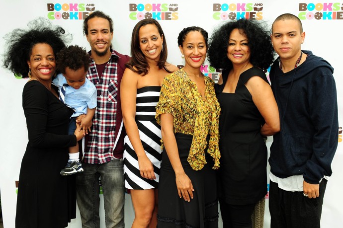 Diana Ross a její potomci - zleva dcera Rhonda, vnuk Raif, syn Ross, dcery Chudney a Tracee, Diana a syn Evan.