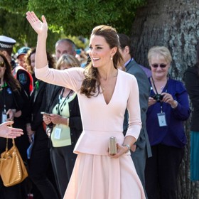 Romantický a elegantní komplet v něžné růžové je původně od britského módního návrháře Alexandera McQueena. Poprvé ho princezna Kate vynesla v roce 2014 během oficiální návštěvy Austrálie a Nového Zélandu
