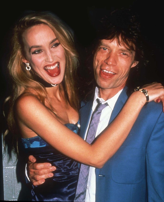 Mick se během manželství nedokázal vzdát milenek, mezi nimiž nechyběla ani budoucí francouzská první dáma Carla Bruni. Jerry ovšem došla trpělivost až poté, co zpěvák zplodil nemanželského syna.