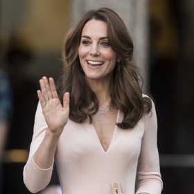 Princezna Kate se ale nebojí módní recyklace, a tak i tento kostýmek vynesla víckrát.