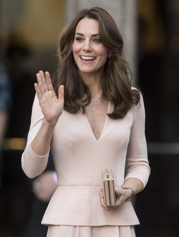 Princezna Kate se ale nebojí módní recyklace, a tak i tento kostýmek vynesla víckrát.