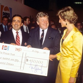 Outfit v podobném duchu zvolila Diana na setkání se zpěvákem Michaelem Jacksonem v zákulisí koncertu ve Wembley roku 1988.