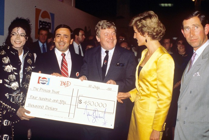 Outfit v podobném duchu zvolila Diana na setkání se zpěvákem Michaelem Jacksonem v zákulisí koncertu ve Wembley roku 1988.