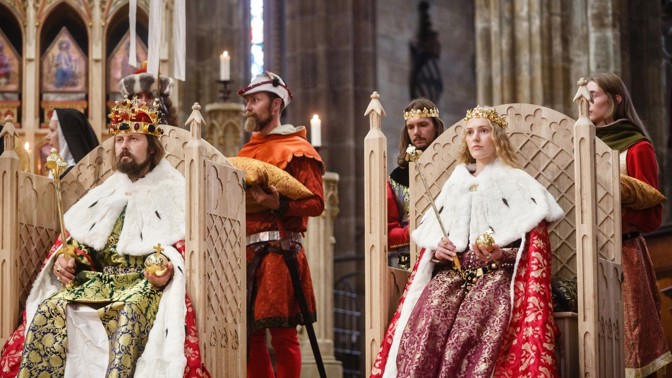 Karel IV. a jeho první manželka Blanka z Valois. Rekonstrukce korunovace, 2016.
