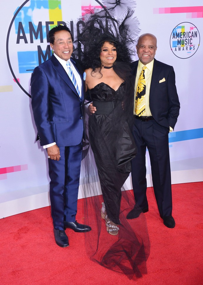 Diana Ross vystřídala za život hezkou řádku můžu. Se spoustou z nich přitom zachovává korektní vztahy. Na snímku se Smokeym Robinsonem (vlevo), se kterým se zapletla v začátcích kariéry, a Berrym Gordym (vpravo), biologickým otcem své nejstarší dcery Rhondy.