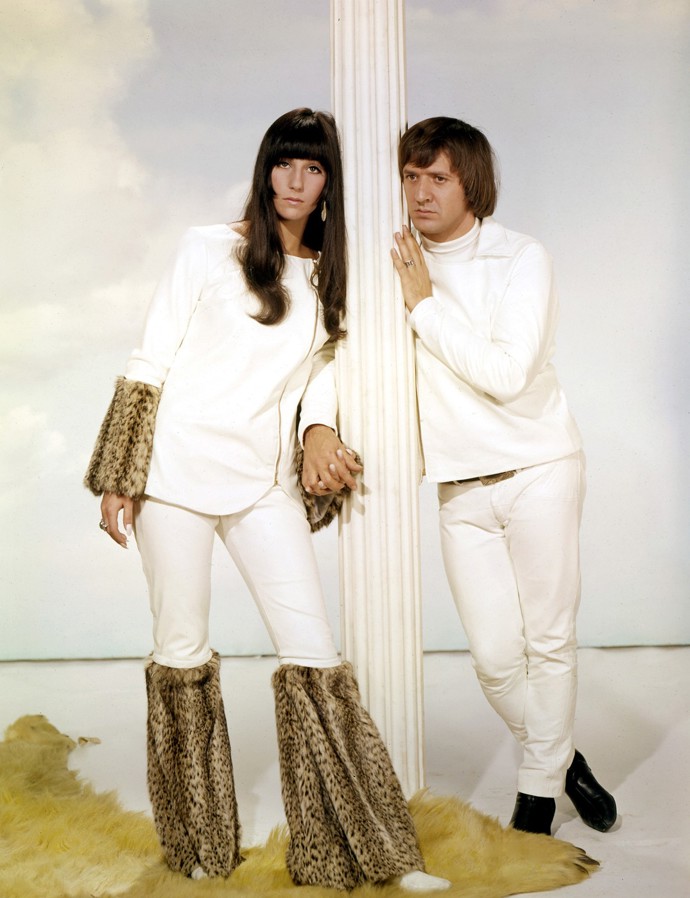 Sonny Bono a Cher se dali dohromady, když jí bylo šestnáct a jemu 28 let. Tvořili nejen milenecký a později manželský pár, ale také veleúspěšné umělecké duo.