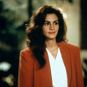 Julia Roberts ve filmu oblékla výrazně barevné sako s ramenními vycpávkami a stejně barevné šortkové bermudy, které byly součástí módní proměny její postavy a nového elegantního stylu.