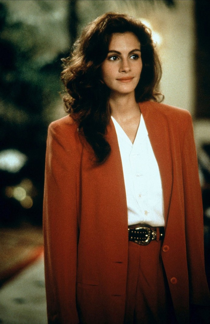 Julia Roberts ve filmu oblékla výrazně barevné sako s ramenními vycpávkami a stejně barevné šortkové bermudy, které byly součástí módní proměny její postavy a nového elegantního stylu.