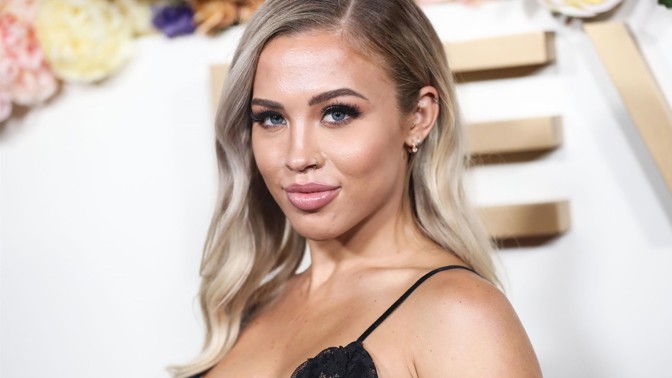 Fitness influencerka Tammy Hembrow čelí sexistickým komentářům na sociálních sítích.
