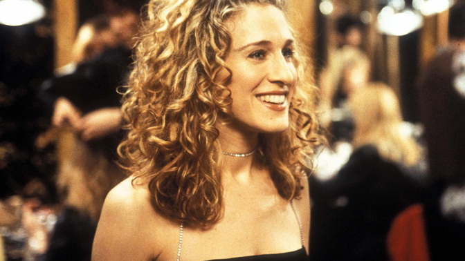 Carrie Bradshaw – kudrnaté vlasy
