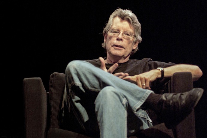 Autorem předlohy filmu To je mistr hororu Stephen King.