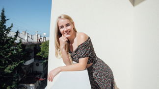 Žena v letních šatech Žena v letních šatech
