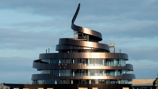 Hotel ve tvaru exkrementů 
