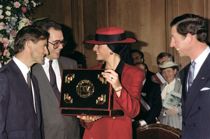 A nezříkala se jich ani Diana. Zde na snímku z roku 1987, kdy se účastnila oslav 900. výročí úmrtí Viléma Dobyvatele.
