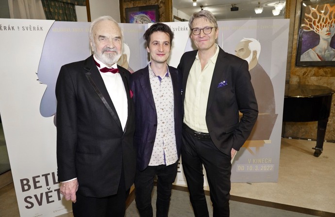 František Svěrák je nejmladším pokračovatelem slavného filmařského klanu. Na snímku s tátou Janem a dědou Zdeňkem na premiéře filmu Betlémské světlo v roce 2022.