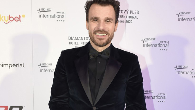 Z rebela k elegantnímu stylu s jistou dávkou výjimečnosti. Leoš Mareš inspiruje i ženy.
