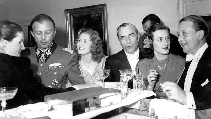 Oslava svatby Margarethe Braunové, sestry Evy Braunové, se konala v roce 1944. Margarethe se provdala za velitele SS Hermanna Fegeleina. Gerdu Bormannovou najdete na snímku úplně vlevo
