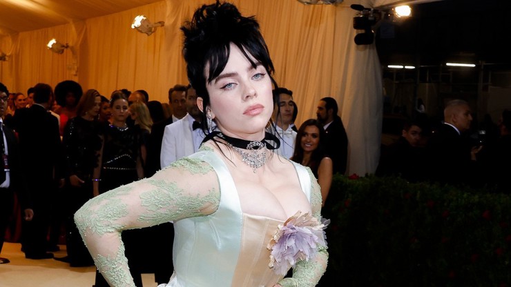 Billie Eilish v korzetu na Met Gala.