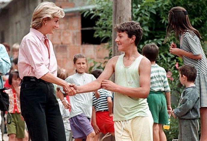 ...tak v nápadně podobném provedení i princezna Diana při návštěvě Sarajeva v roce 1997. Bavlněnou košili Polo Ralph Lauren spárovala s černými džínami Armani.