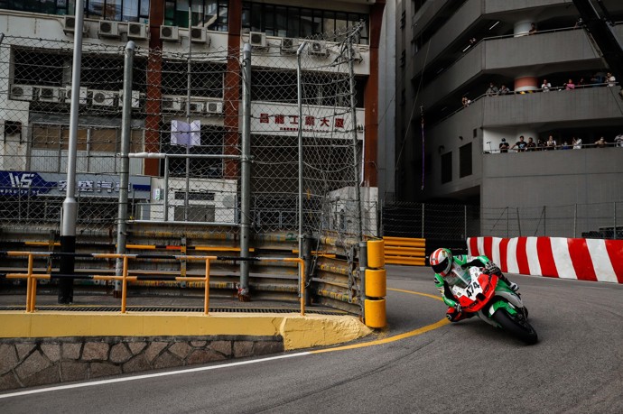 Kamil Holán během závodu v Macau. 