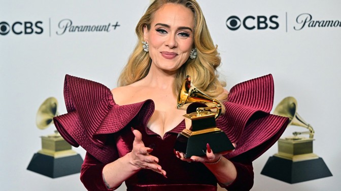Výrazné rysy a styl operní divy. To je Adele.
