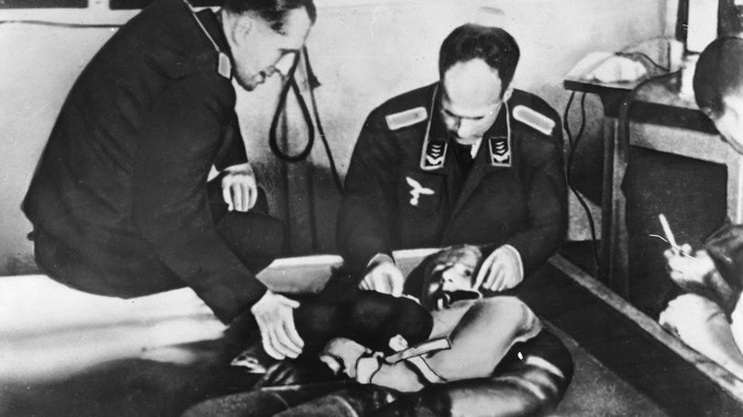 Sigmund Rascher při provádění pokusů na lidech
