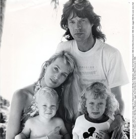 Mick, Jerry a jejich starší potomci - Lizzy a James - na snímku z roku 1987.