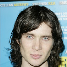 Cillian se ale nezříká ani delších účesů, které mu dodávají téměř poetický osmdesátkový look. Takto herec dorazil na premiéru filmu Snídaně na Plutu v roce 2005.