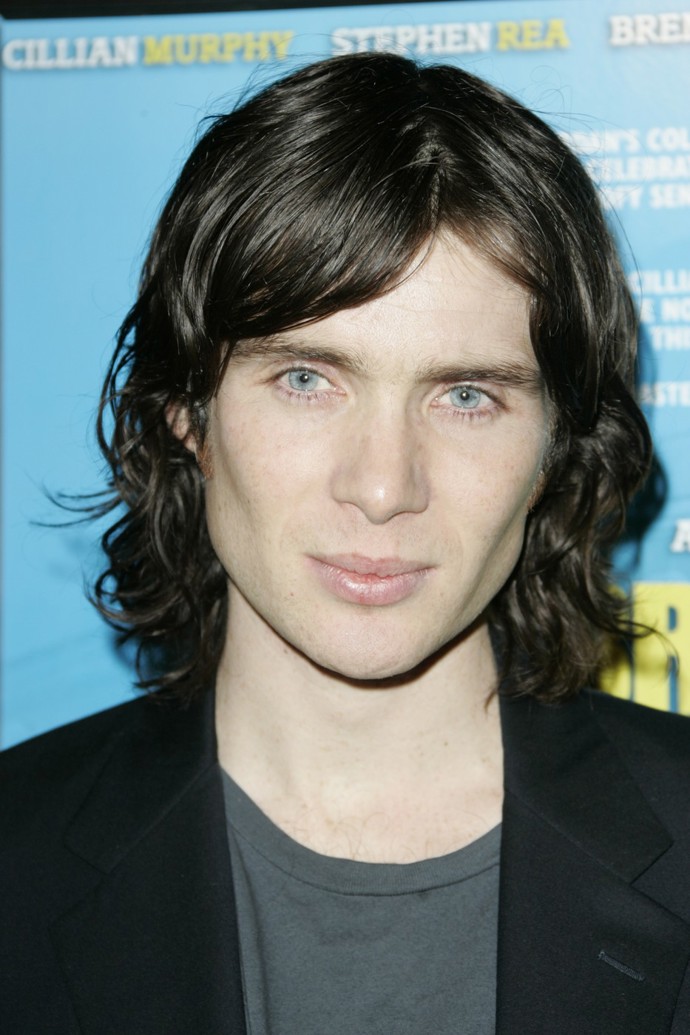 Cillian se ale nezříká ani delších účesů, které mu dodávají téměř poetický osmdesátkový look. Takto herec dorazil na premiéru filmu Snídaně na Plutu v roce 2005.