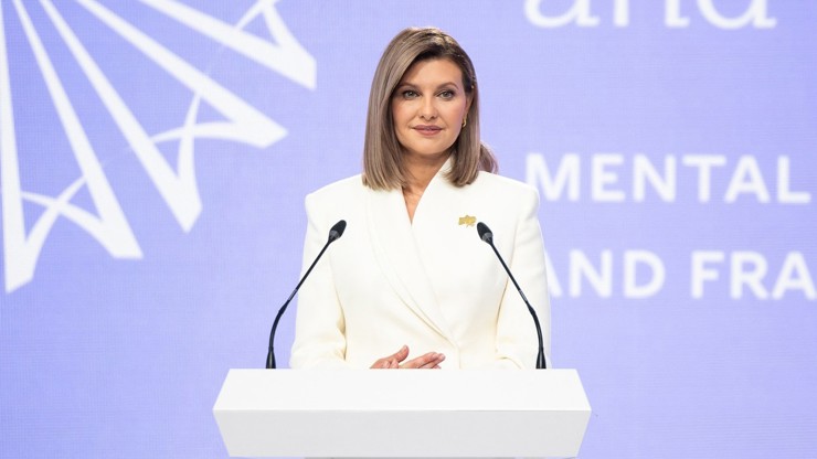 Olena Zelenská měla zlatavou brož ve tvaru Ukrajiny.