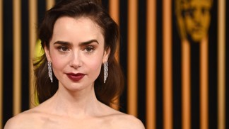 Lily Collins miluje nejkrásnější rtěnku pro bledulky: Podzimním trendům 2025 vévodí odstín berry