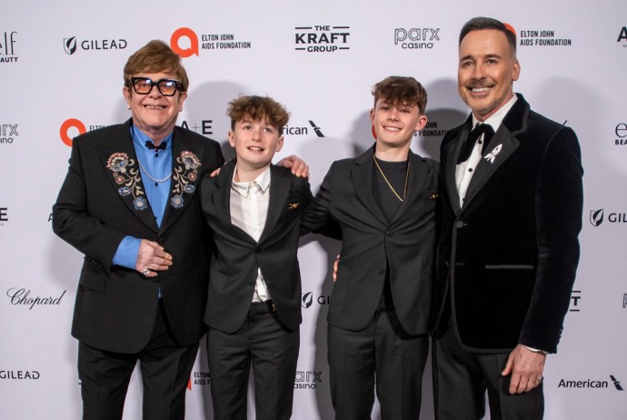Elton John a jeho partner David Furnish plánují zaplatit synům Zacharymu a Elijahovi jen to nejnutnější. Obraz od Picassa si budou muset koupit ze svého.