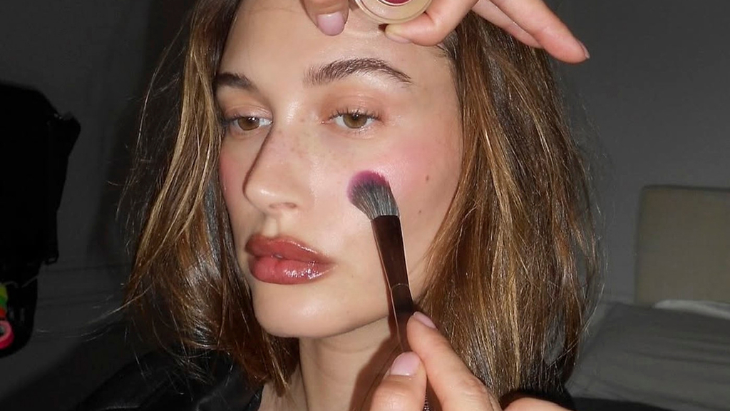 Hailey Bieber tvářenka
