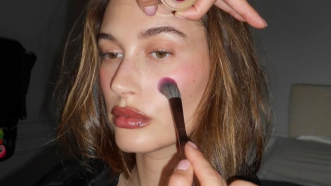 Hailey Bieber tvářenka
