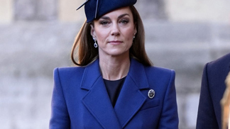 Kate královská modrá sluší.
Kate královská modrá sluší.
