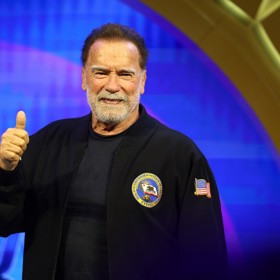 Arnold Schwarzenegger se svou pílí dokázal dostat z úplného dna až na samotný vrchol. Vidět jste ho mohli v Terminátorovi nebo Barbaru Conanovi.