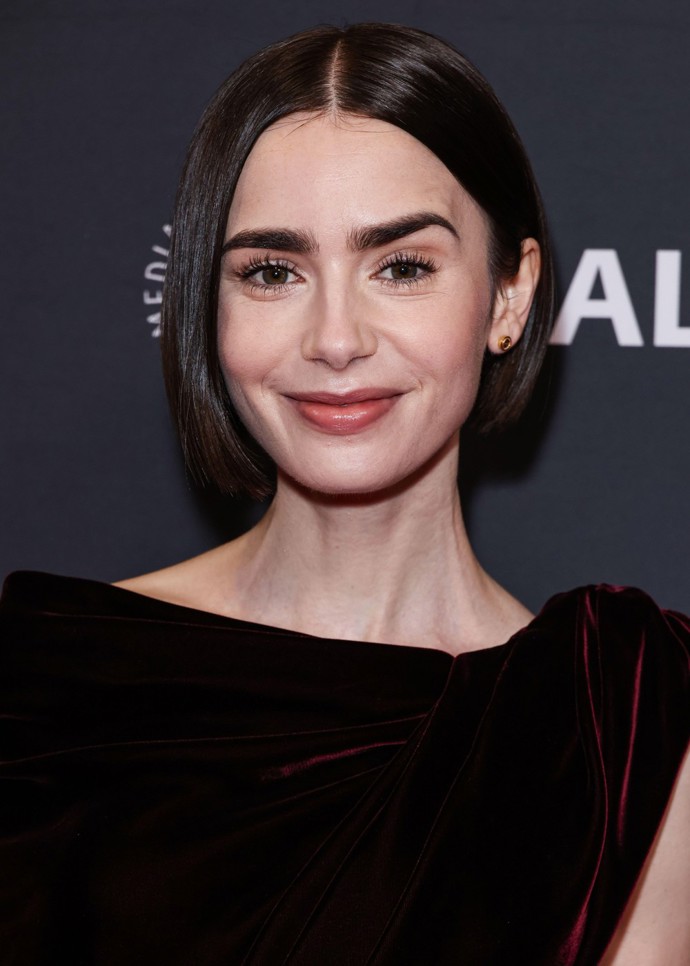 Precizní mikádo nověji nosí také herečka Lily Collins, kterou znáte z oblíbeného seriálu Emily in Paris.