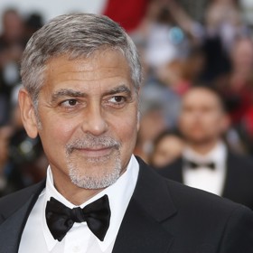 Herec George Clooney patří k nejcharismatičtějším slavným mužům světa. A to díky svým ikonickým šedinám, které si pěstuje od konce devadesátek.