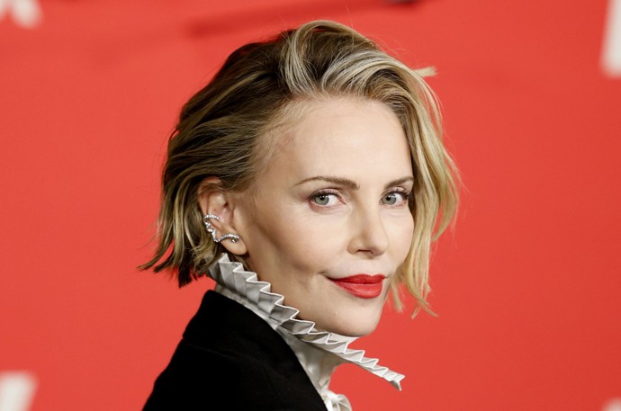 Mezi zahraniční dámy, které na mikádo nedají dopustit, patří například herečka Charlize Theron, která sází na ležérní šmrnc.